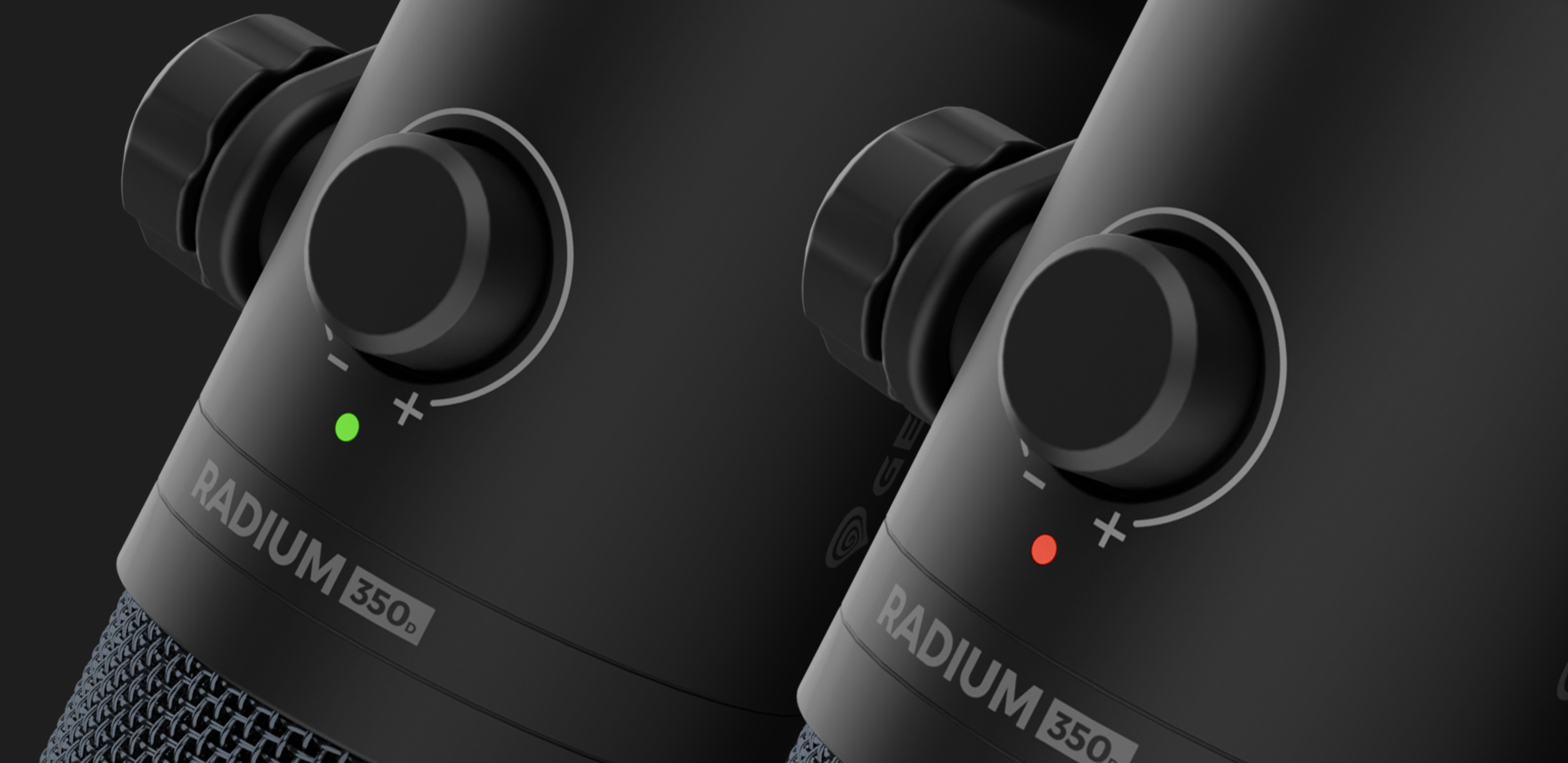 Detailní záběr dvou dynamických USB mikrofonů Genesis Radium 350D s ovládacími knoflíky a kontrolkami