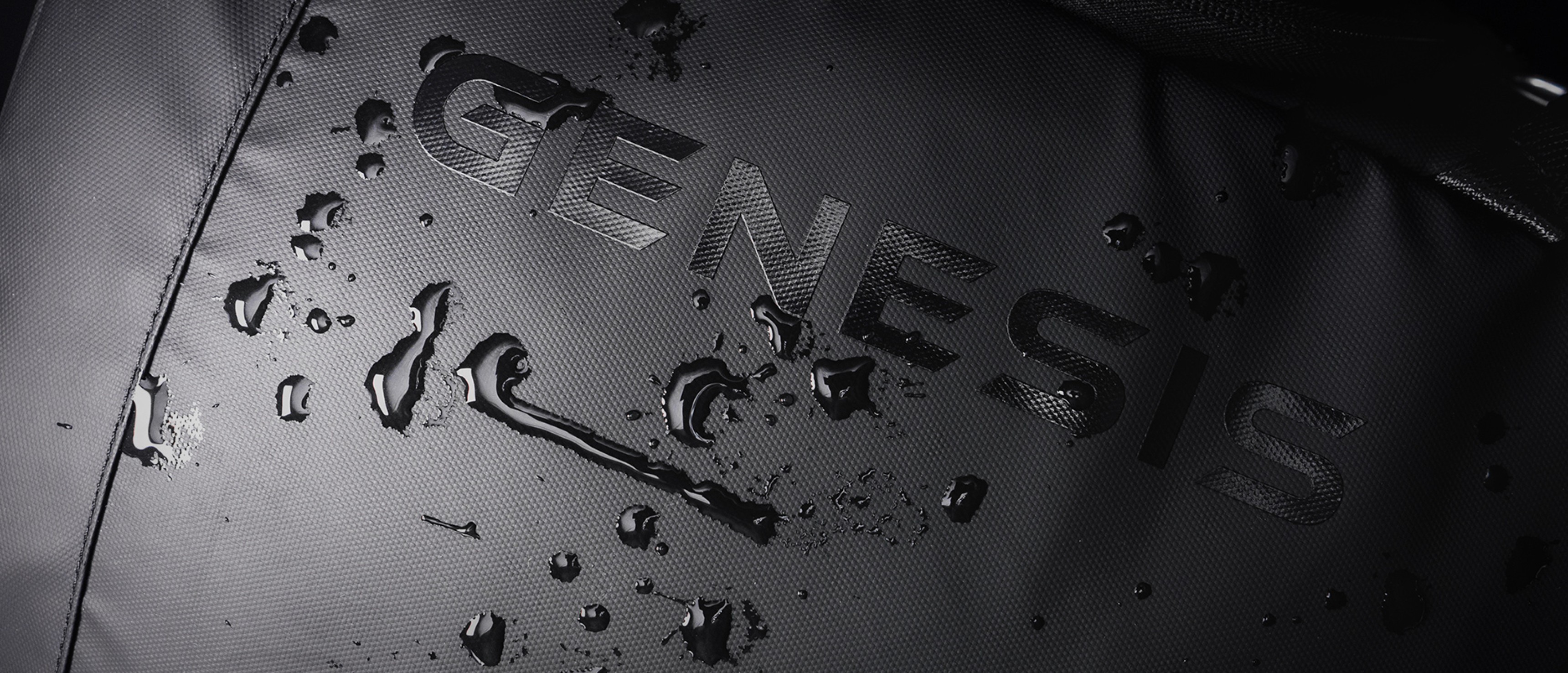 Detail batohu na notebook Genesis Pallad 420 s černým povrchem s kapkami vody a logem značky